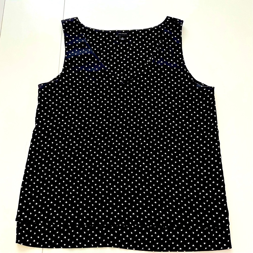 Ann Taylor Black and White Print Sleeveless V-neck Top in Size Medium